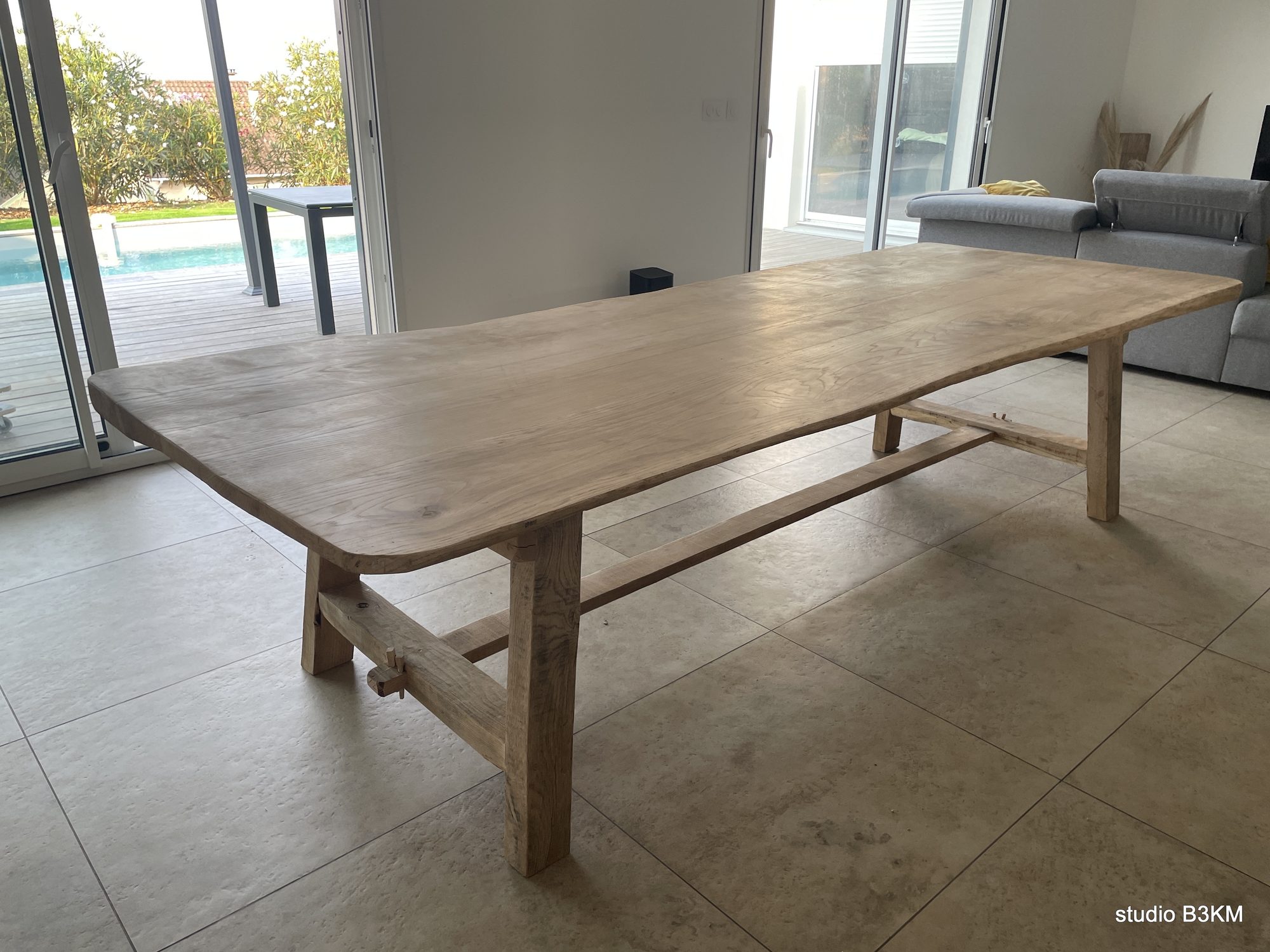 Large oak table in a family living room by B3KM EcoDesign