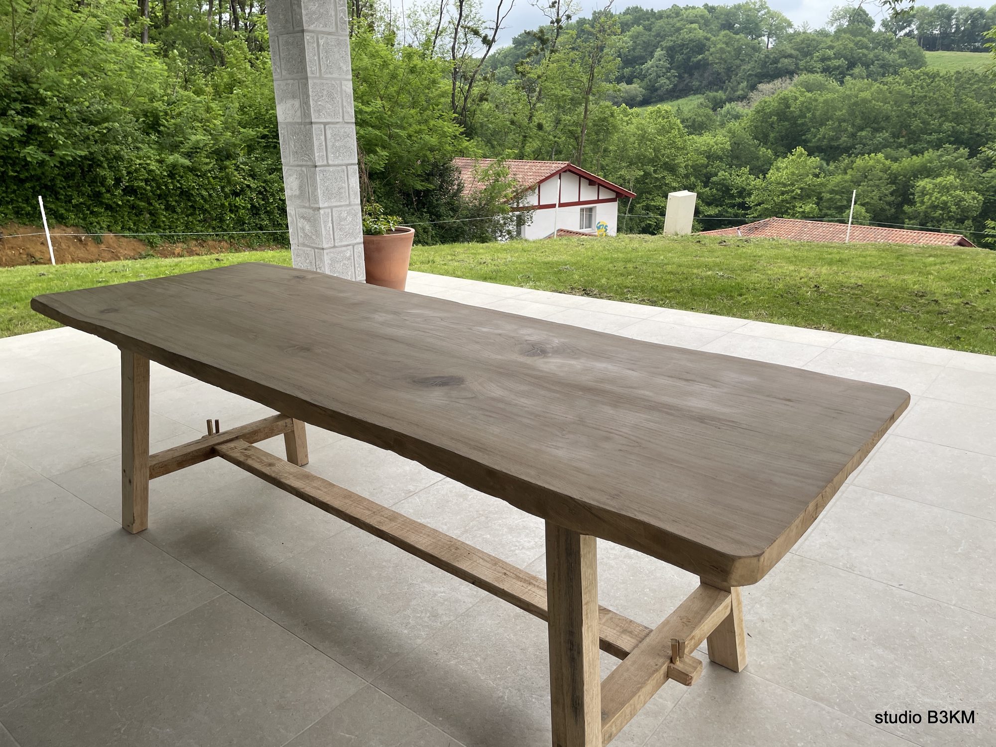 Solid oak table overlooking the countryside by B3KM EcoDesign